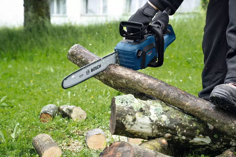 o467335v117_gke_18v-40_application_outdoor_log_ground_close_up_00180_t8_HH