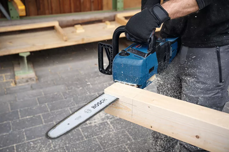 o467311v117_GKE_18V-40_Application_Carpentry_Side_Handle_Close_Up_00904_T2