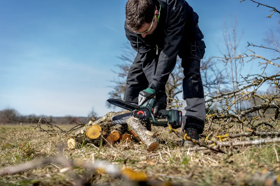 Metabo MS 18 LTX 15 Akku-Gehölzsäge 18 V – 15 cm – 2,0 Ah Akku, Ladegerät & Werkzeugtasche (600856500)