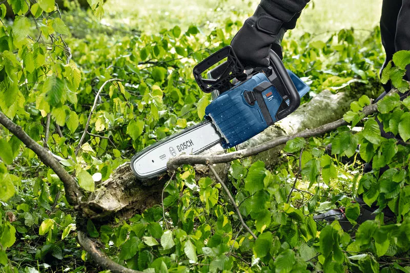 o467333v117_gke_18v-40_application_outdoor_limbing_close_up_02537_t8_HH