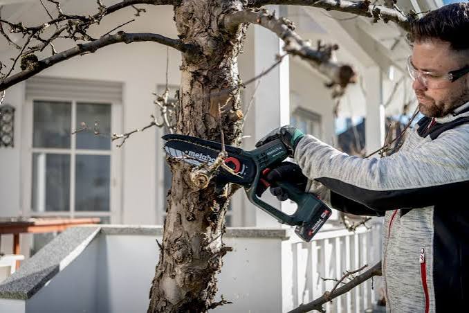 Metabo MS 18 LTX 15 Akku-Gehölzsäge 18 V – 15 cm – 2,0 Ah Akku, Ladegerät & Werkzeugtasche (600856500)