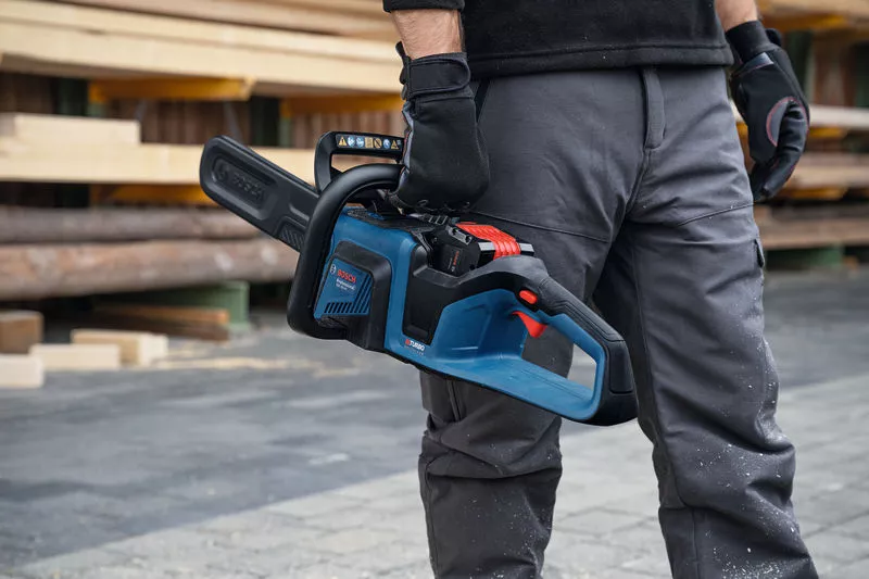 o467304v117_GKE_18V-40_Application_Carpentry_Close_Up_00471_T2
