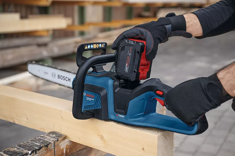 o467296v117_GKE_18V-40_Application_Carpentry_Battery_Close_Up_00354_T2